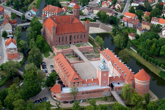 Hotel Krasicki i Zamek Biskupow Warminskich w Lidzbarku Warminskim. EU, PL, Warm - Maz, LOTNICZE.